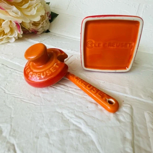 Le Creuset Stoneware Jam Jar Storage Container with Matching Spoon 15 fl ounces - Picture 4 of 8